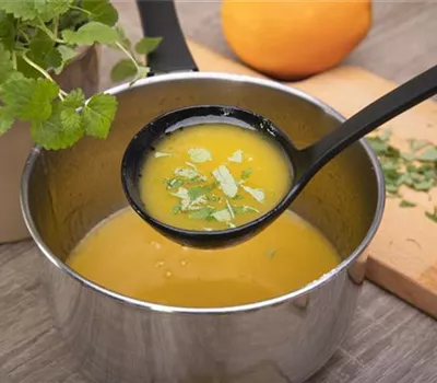 Buttersoße mit Orangen und Zitronenmelisse Buttersoße mit Orangen und Zitronenmelisse