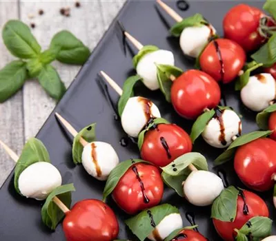 Aromatische Tomaten-Basilikum-Spieße Aromatische Tomaten-Basilikum-Spieße