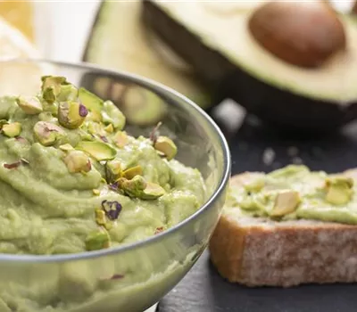 Cremiger Avocadodip mit Pistazien Cremiger Avocadodip mit Pistazien