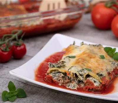 Cannelloni mit pikanter Spinat-Feta-Füllung Cannelloni mit pikanter Spinat-Feta-Füllung